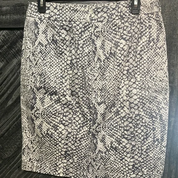 New York and Company gray snake skin pencil skirt.  Good condition. Size 6 - Picture 2 of 3